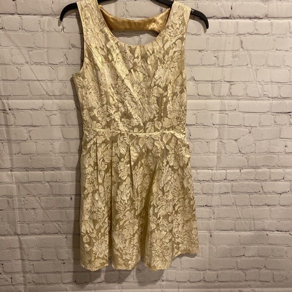 Party Dress in shimmery Gold and Cream with side pockets. Backless. Sz Med. EUC - Picture 10 of 10